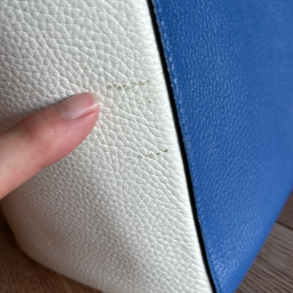 Pebbled Leather Kate Spade Blue/Navy/Creme bag in Great Condition - Picture 6 of 8